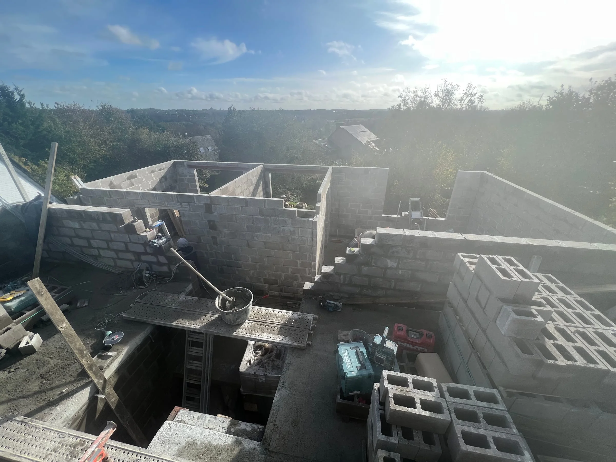 Maçonneries du niveau inférieur et ouverture de l’escalier