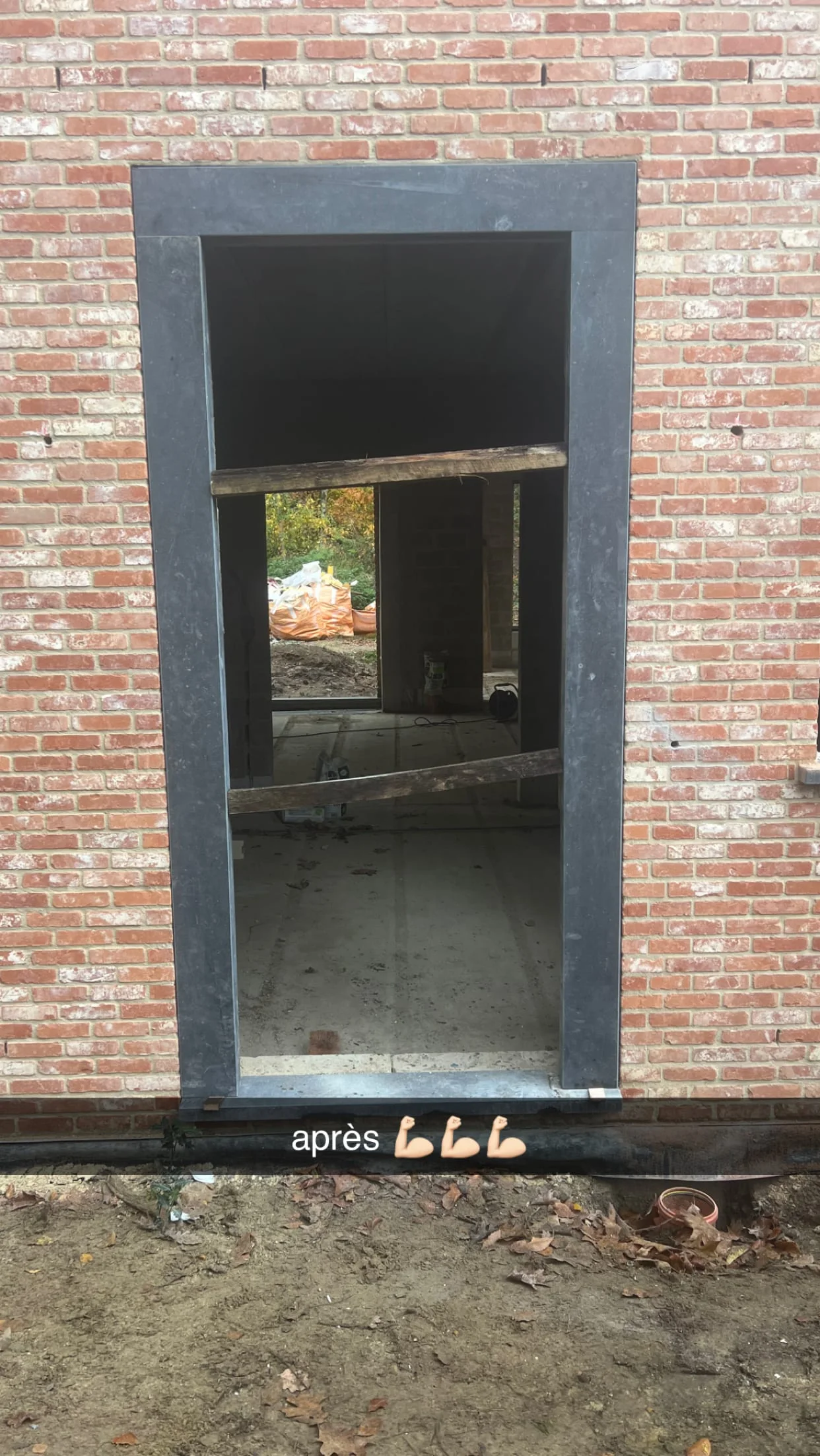 Détail d’une ouverture intégrée dans la façade en briques