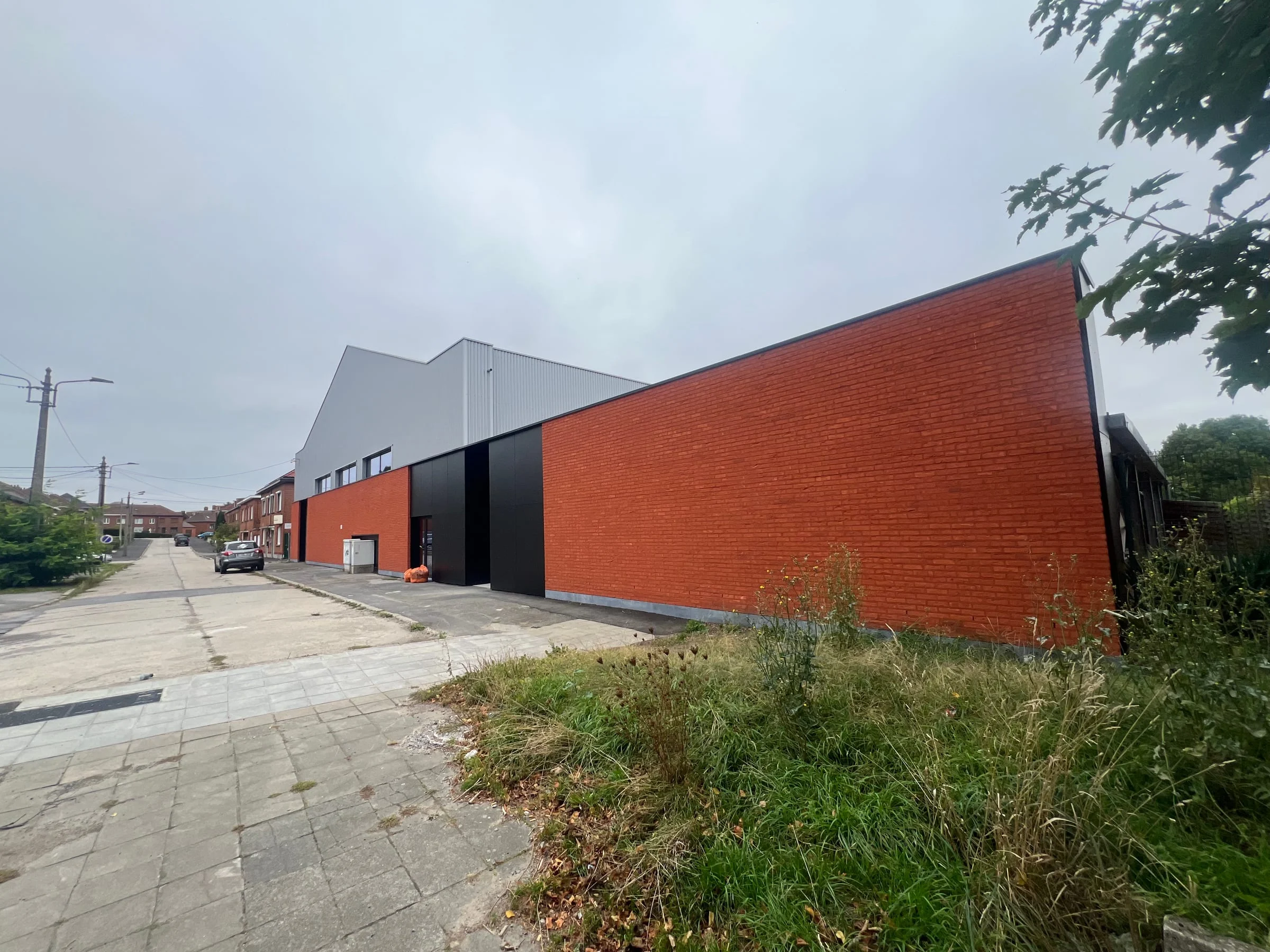 Vue générale de la nouvelle façade en briques du complexe sportif