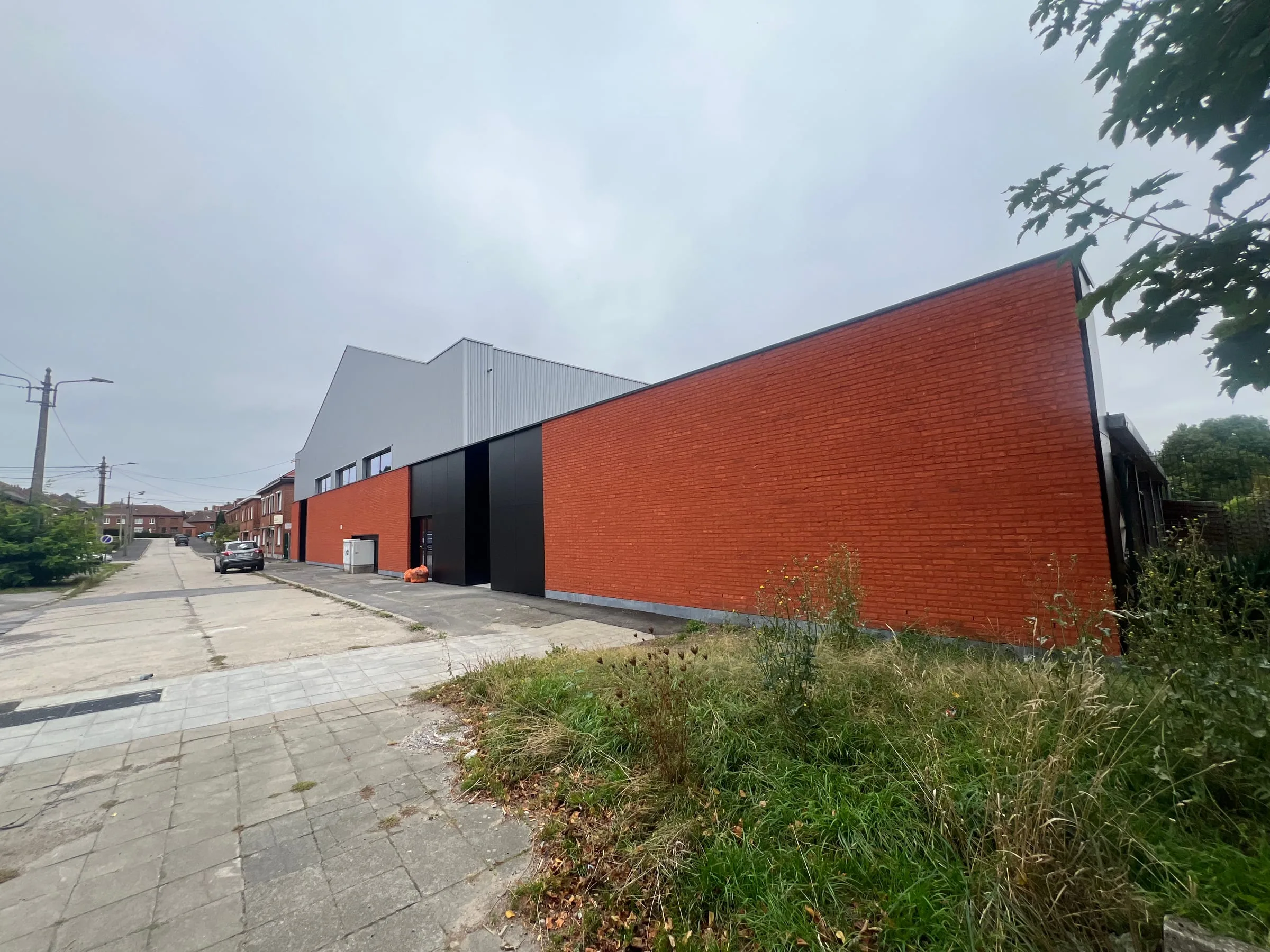 Nouvelle façade en briques et bardage du Complexe sportif de la Belle-Vue à Marcinelle
