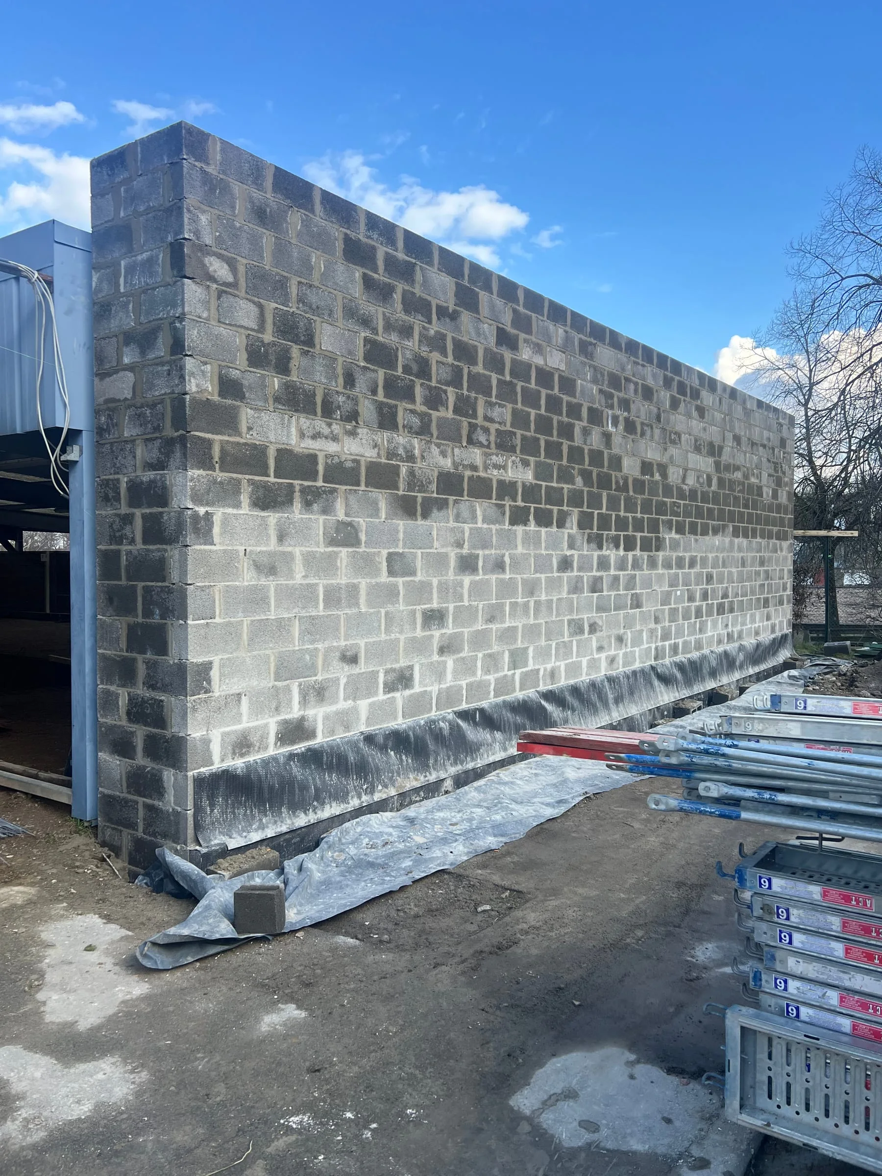 Nouveau mur en blocs construit devant le complexe sportif