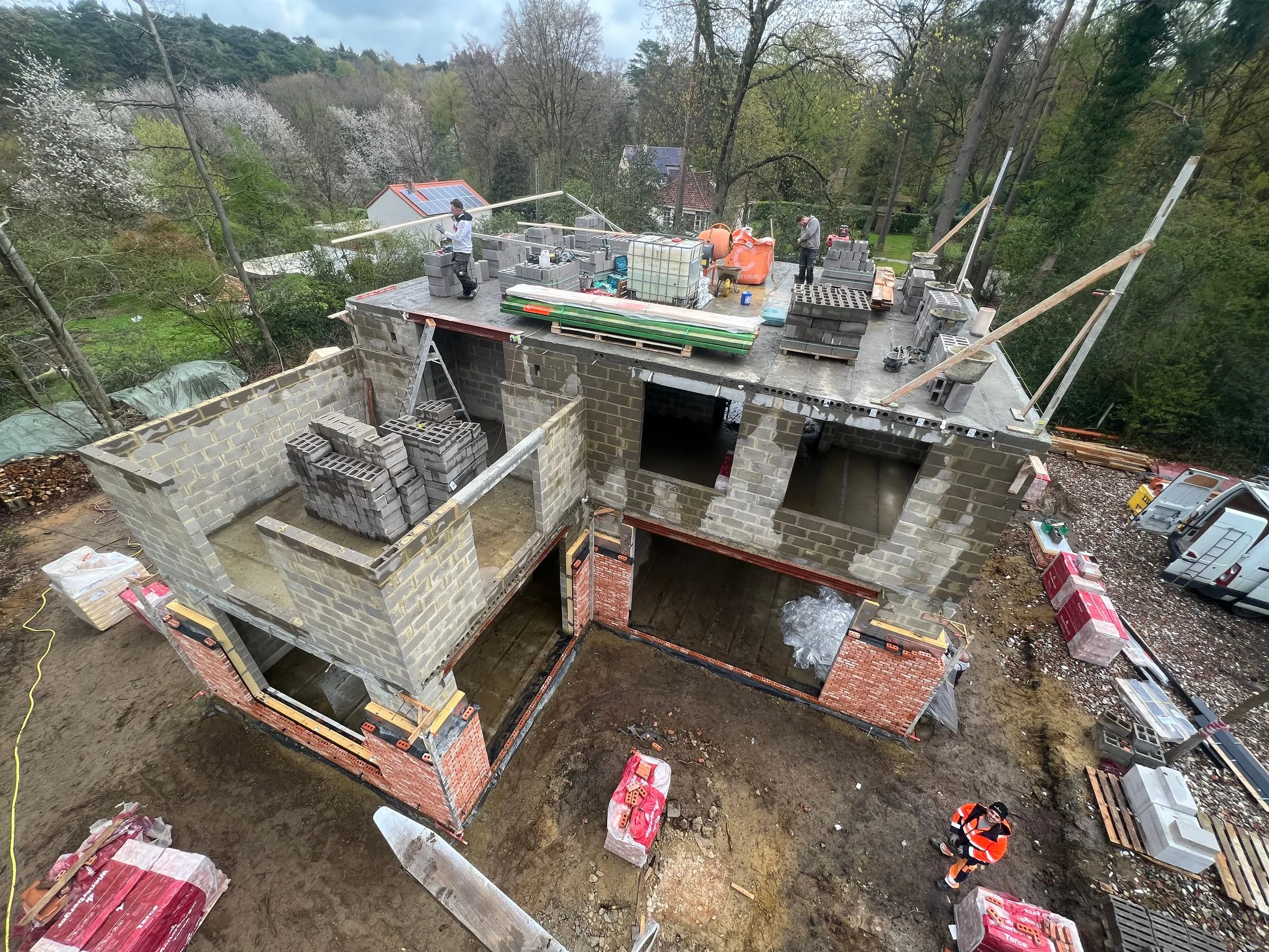 Vue en hauteur du gros œuvre avec murs et planchers en construction