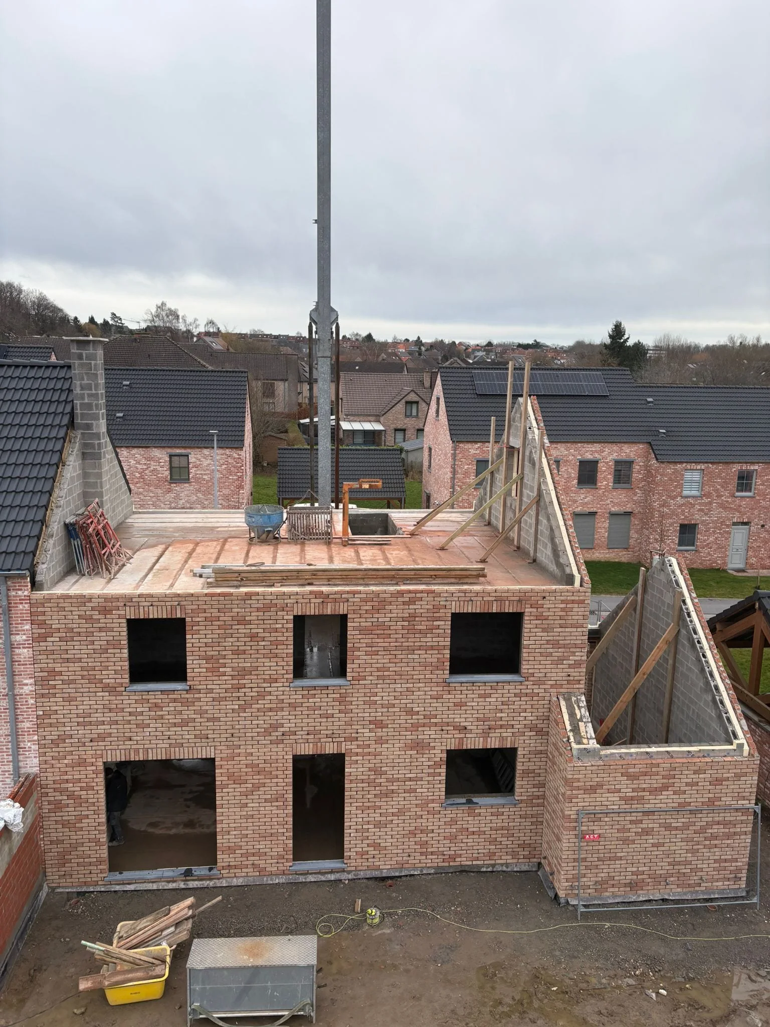 Façade principale en briques avec ouvertures encore sans menuiseries