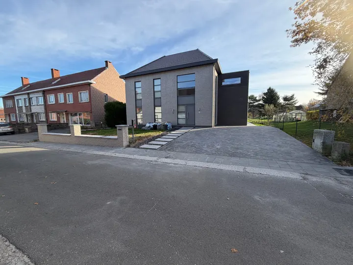 Vue générale des aménagements extérieurs terminés devant l’habitation