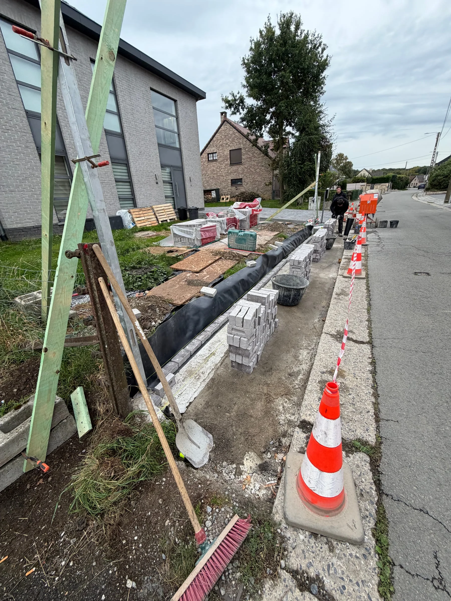 Construction des murets en briques en bordure du nouvel aménagement