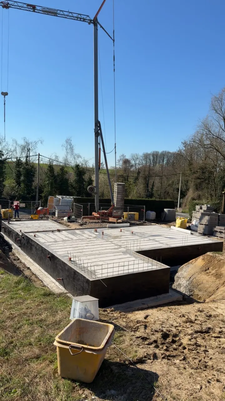 Chantier de gros œuvre à Glabais avec dalle et grue de chantier