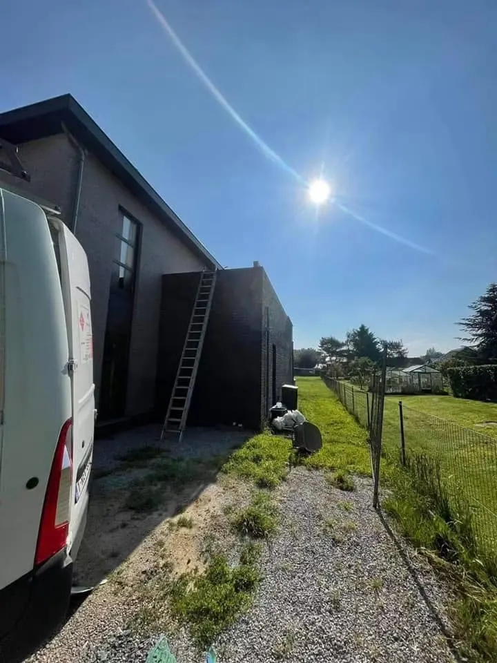 Vue générale de l’annexe en construction le long de l’habitation
