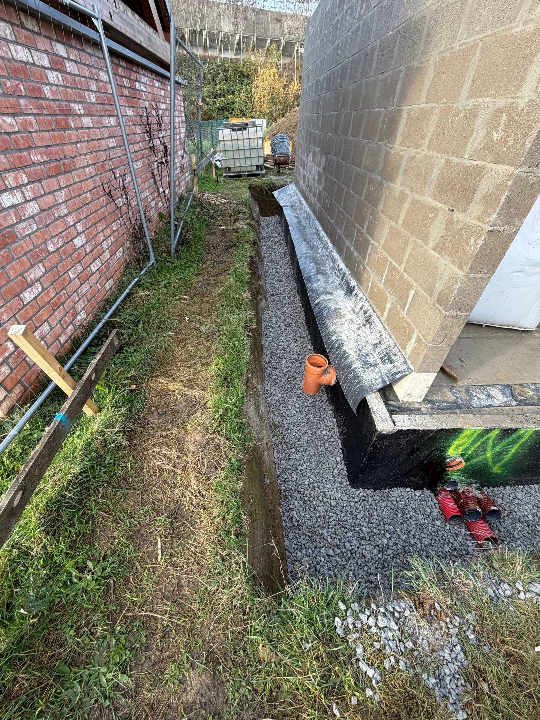 Membrane d’étanchéité et couche drainante le long des fondations