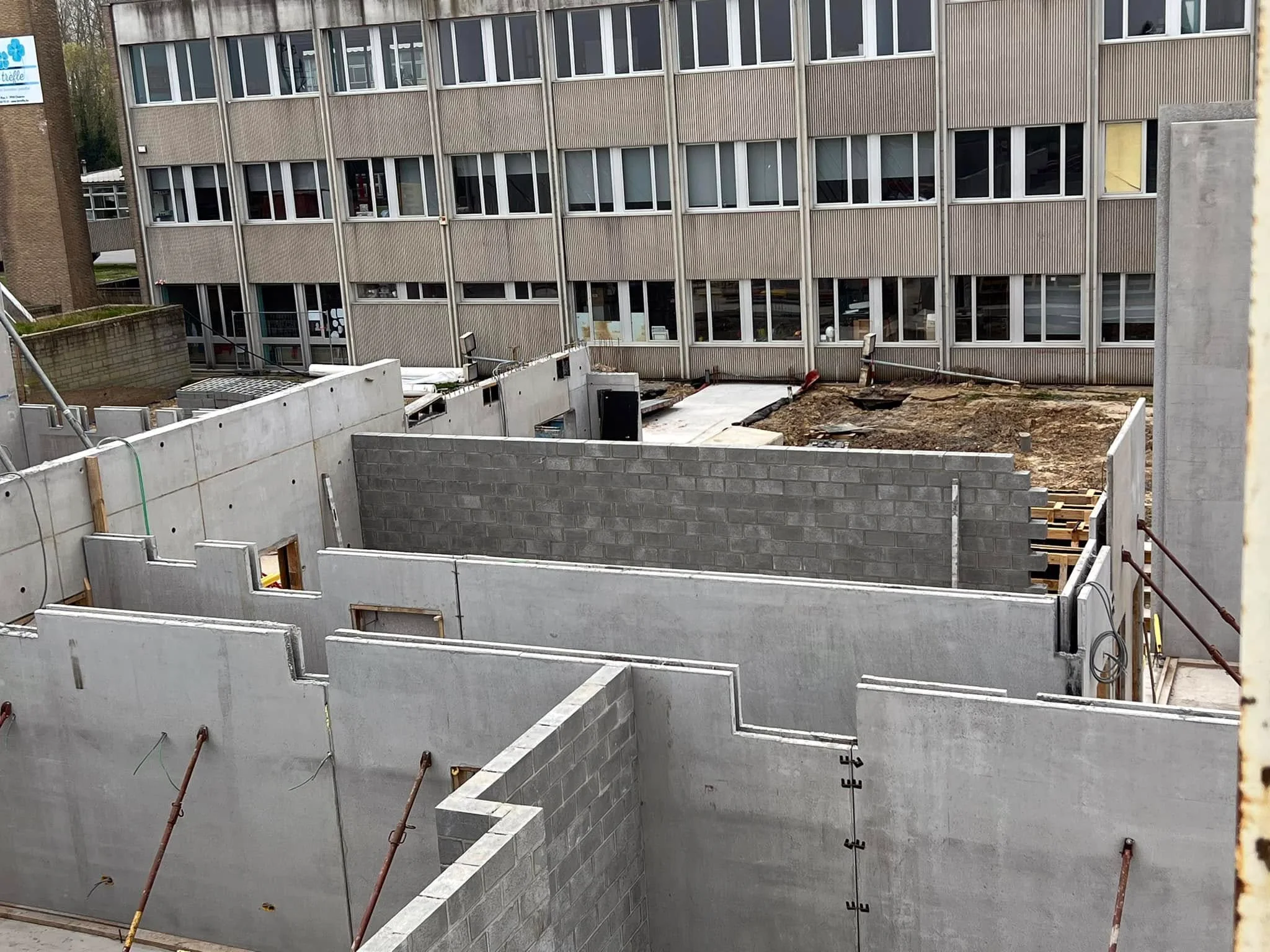 Vue en hauteur des cloisons et murs intérieurs du bâtiment en chantier