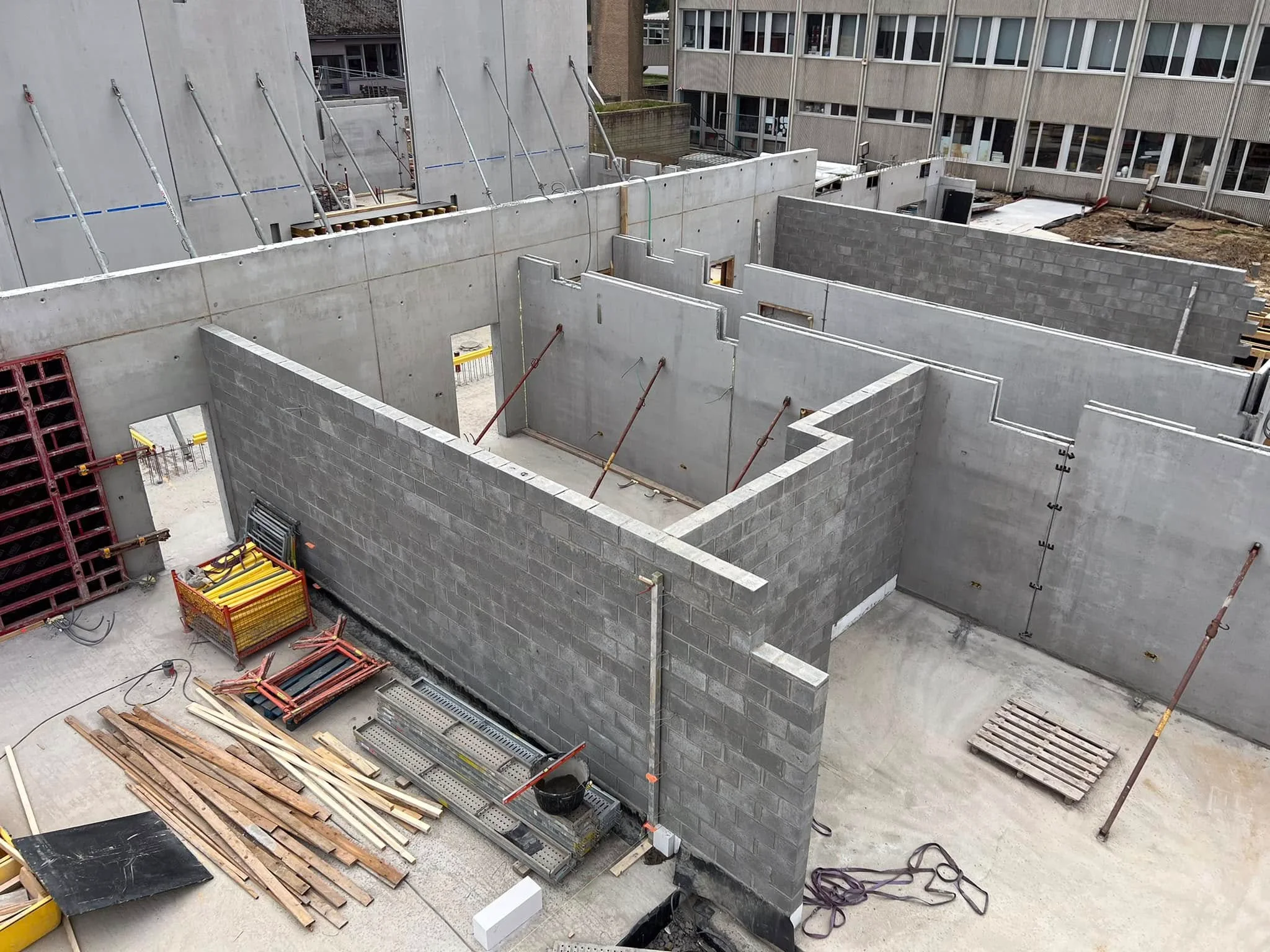 Murs intérieurs en béton préfabriqué et en blocs en cours de construction